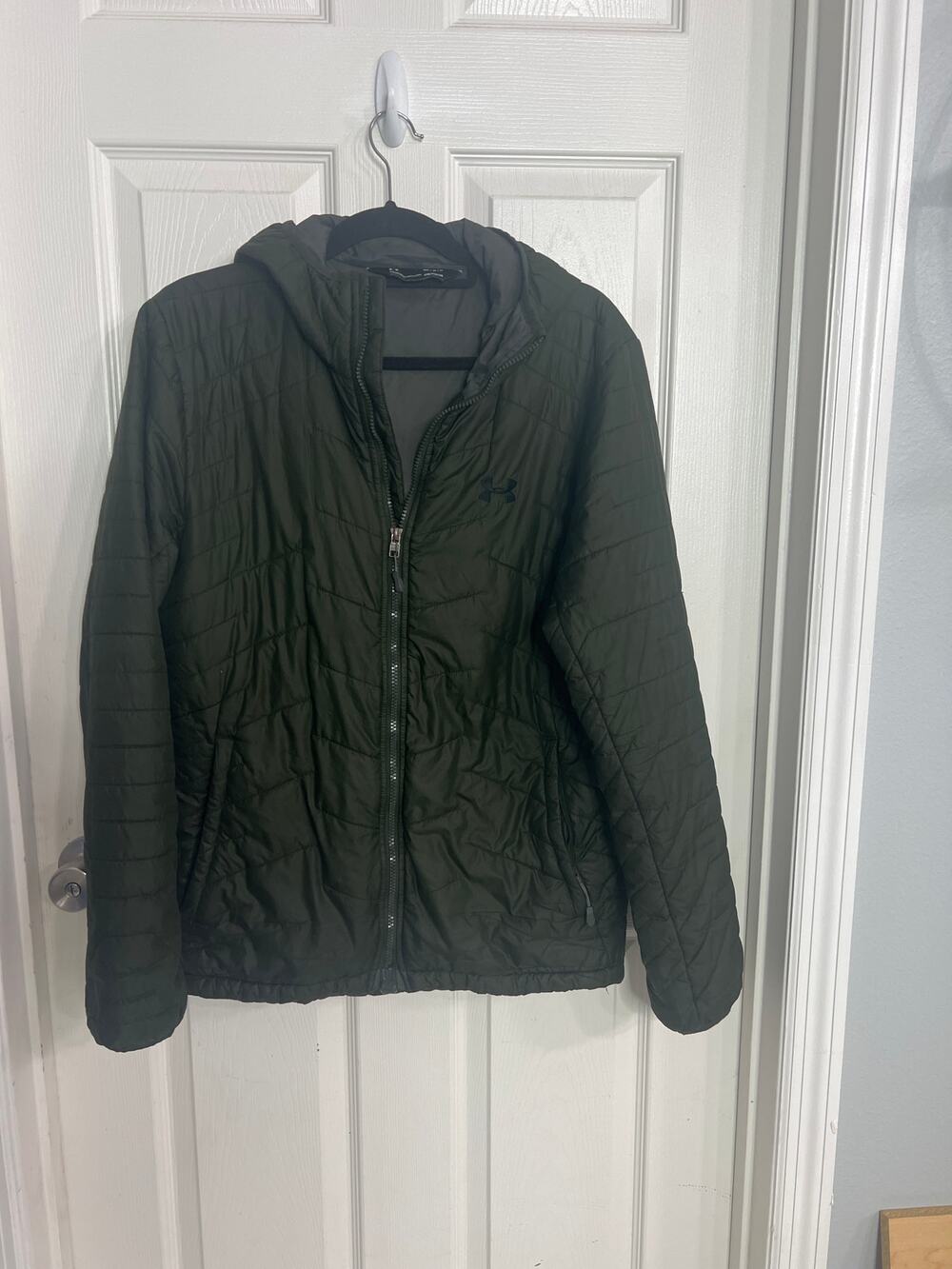 Men Under Armor puffer Jacket olive green size M with hoodie and pockets.